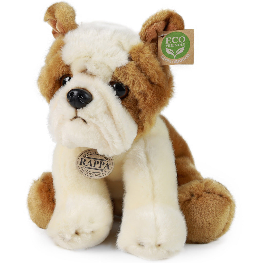 Rappa knuffelhond bulldog van pluche, zittend en schuin gefotografeerd.
