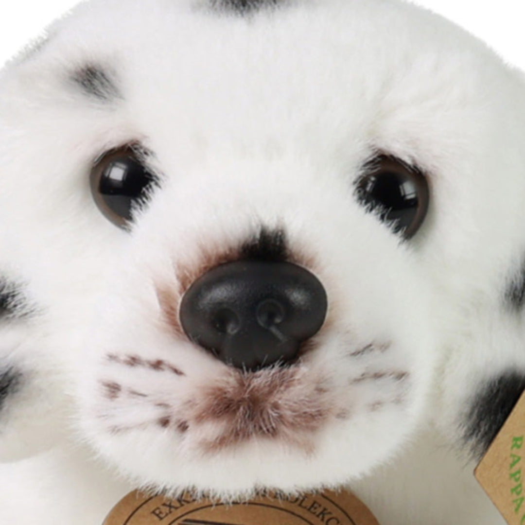 Detailopname van de kop van de Rappa pluchen dalmatiër hond met zwarte neus en ogen.