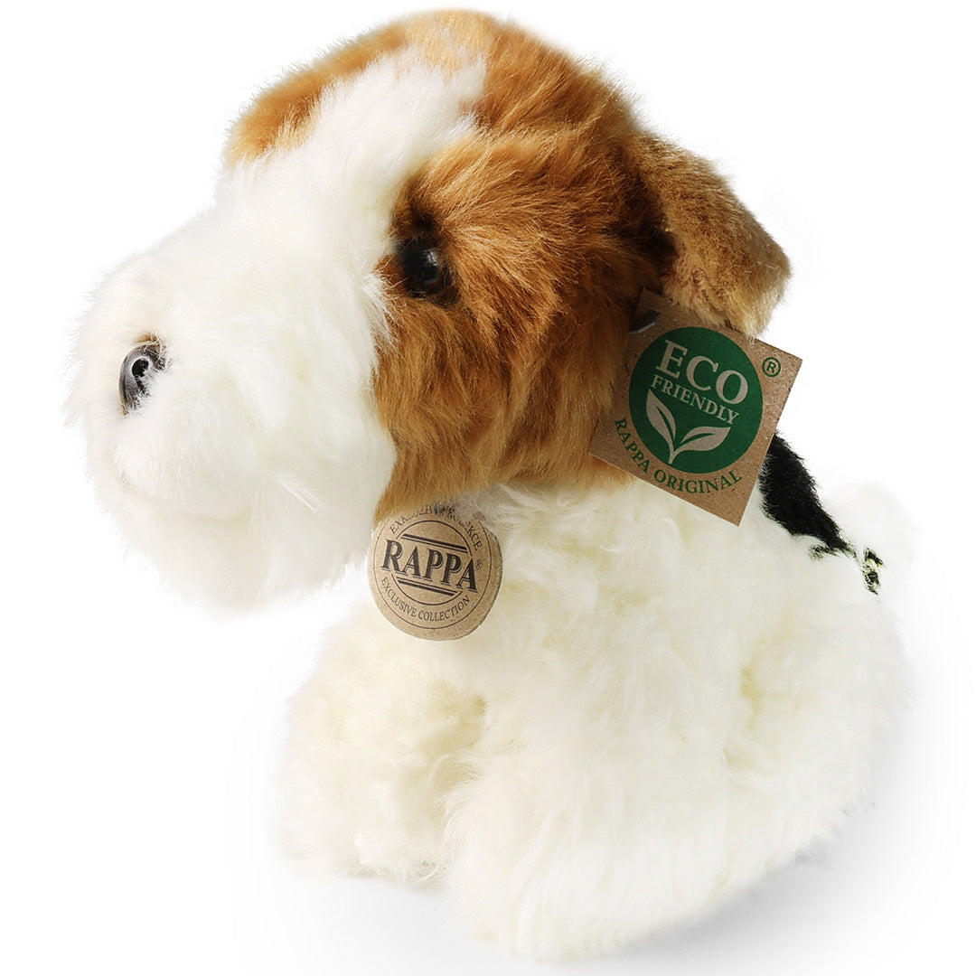 Rappa knuffelhond fox terrier, wit met bruine en zwarte vlekken, schuin van voren gezien met twee productlabels.