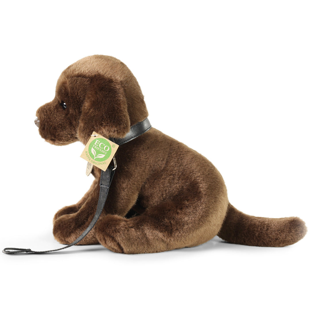 Rappa pluchen Labrador hond, bruin, zittend met halsband en riem, van de zijkant gefotografeerd.