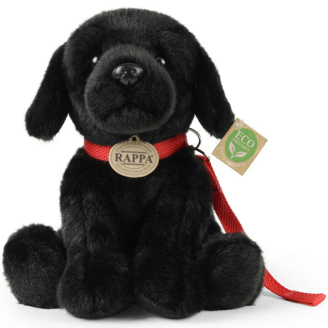 Rappa pluchen Labrador hond met rode halsband en riem, van voren gefotografeerd.