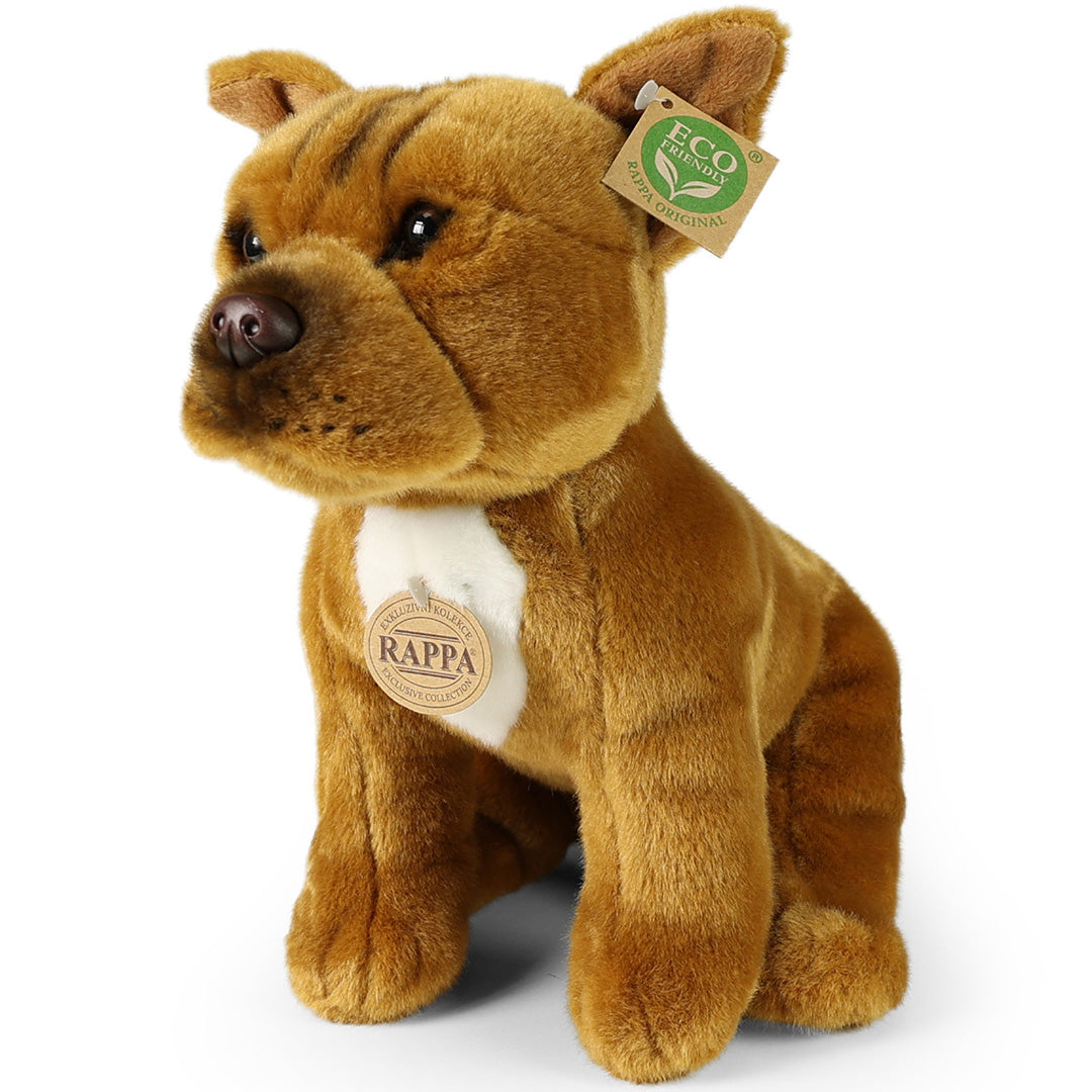 Rappa pluchen Stafford Bull Terrier hond, zittend en schuin van voren gefotografeerd.