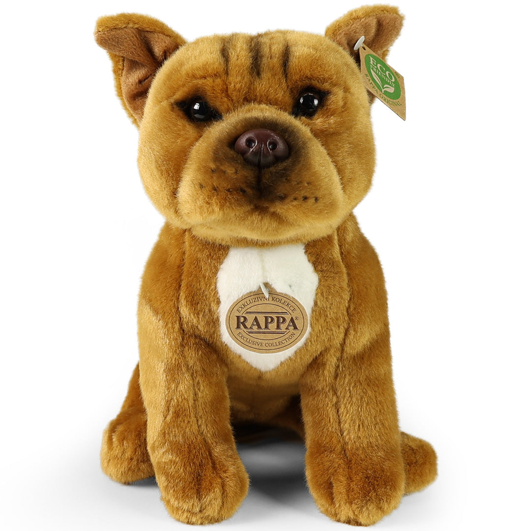 Rappa pluchen Stafford Bull Terrier hond, zittend en recht van voren gefotografeerd.