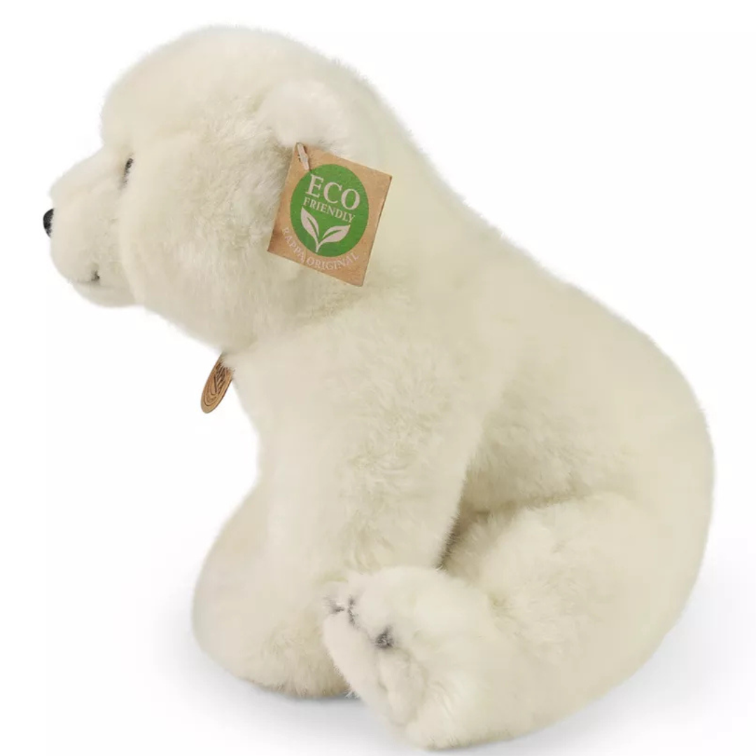 Zijaanzicht van de pluchen knuffelijsbeer met eco-tag.