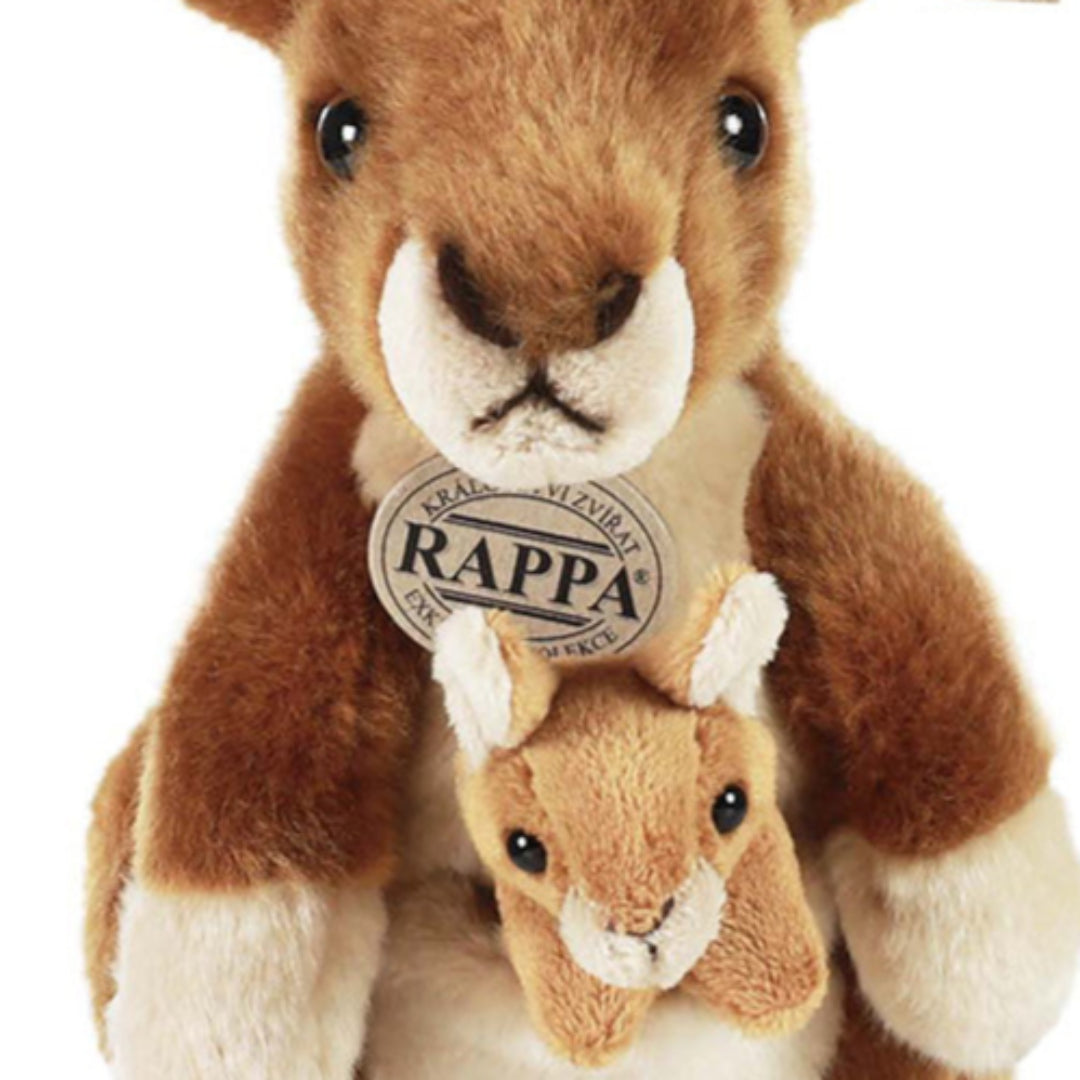 Detailopname van de Rappa pluchen kangoeroe met welpje in de buidel.