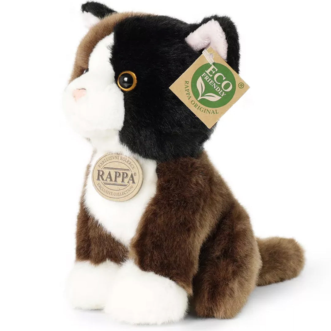 Rappa tricolor pluchen kat, zittend en schuin van voren gefotografeerd.