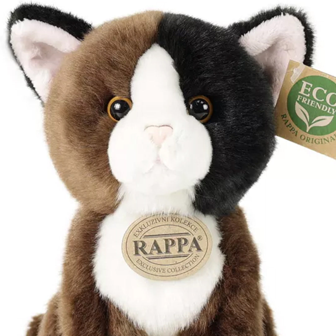 Detailopname van de kop en borst van de Rappa tricolor pluchen kat, recht van voren gefotografeerd.
