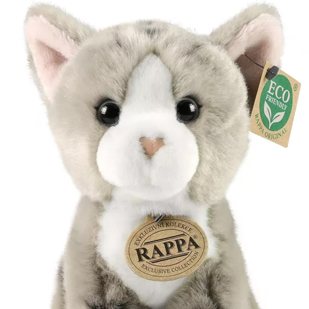 Detailopname van de kop en borst van de Rappa pluchen kat in grijs en wit.