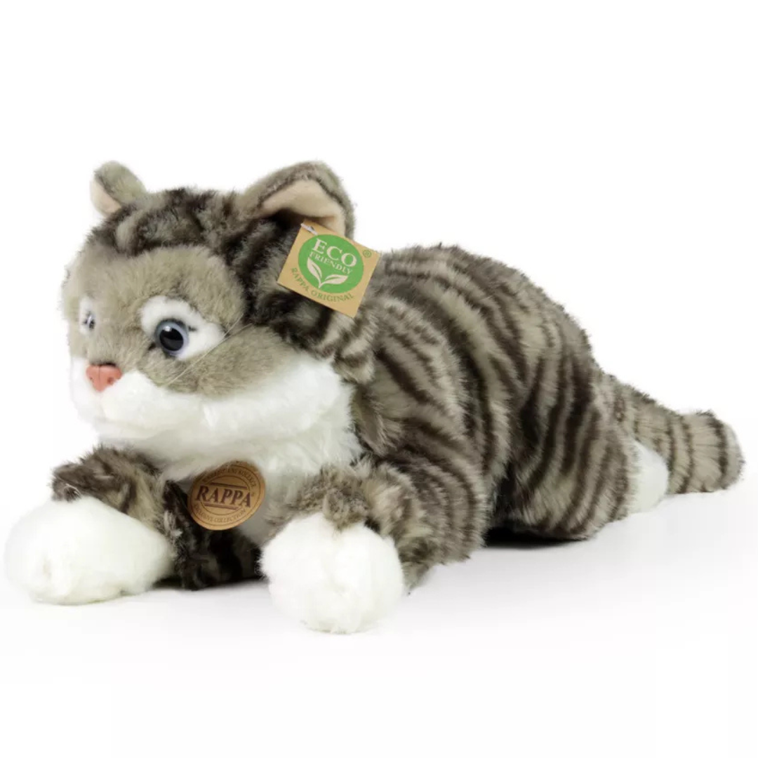 Rappa grijze tabby knuffelkat ligt op zijn buik met productlabels zichtbaar.