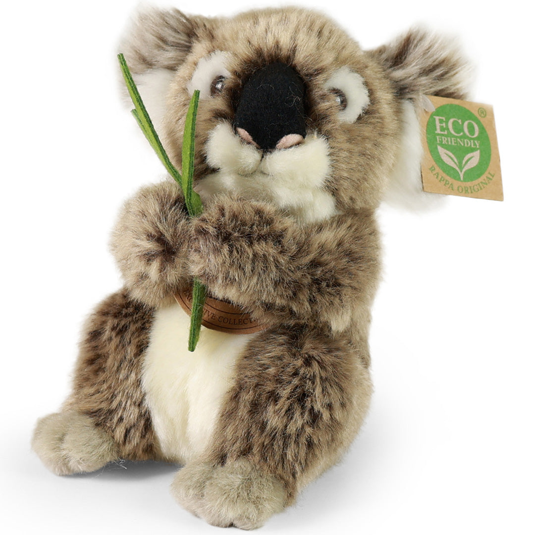 Een Rappa pluchen koala knuffel zit frontaal, met een groen takje in zijn pootjes.