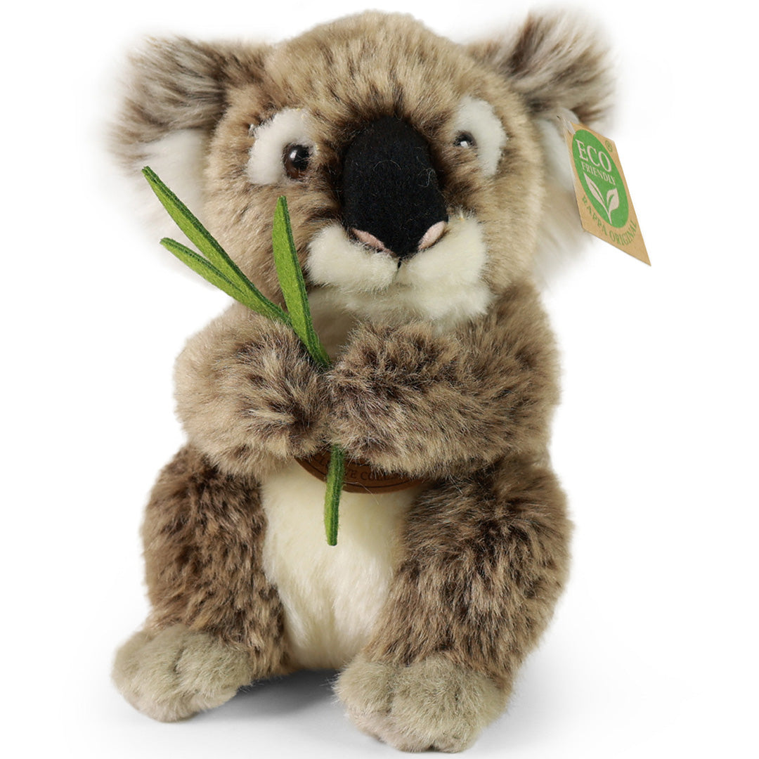 Een Rappa pluchen koala knuffel zit frontaal, met een groen takje in zijn pootjes.