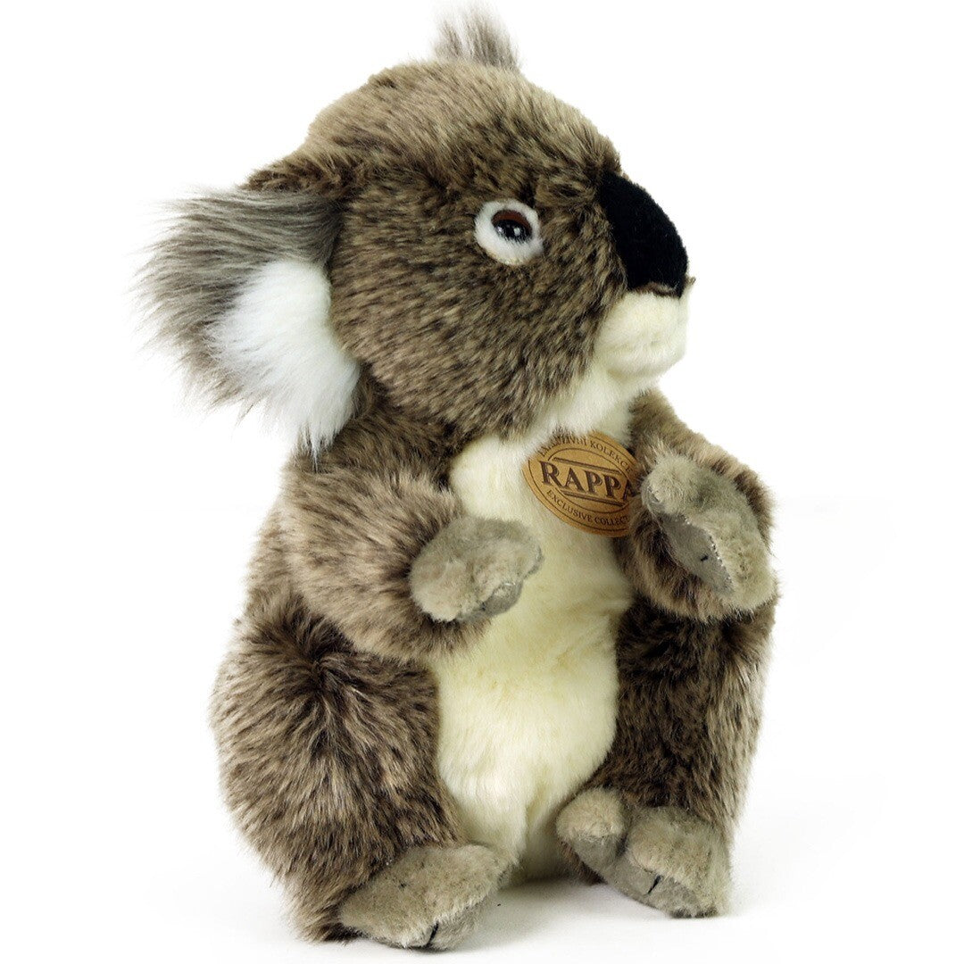 Rappa pluchen koala knuffel zittend, van de linkerzijkant gefotografeerd.
