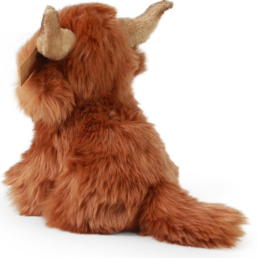 Rappa pluchen Schotse Hooglander knuffelkoe zittend van de achterkant.