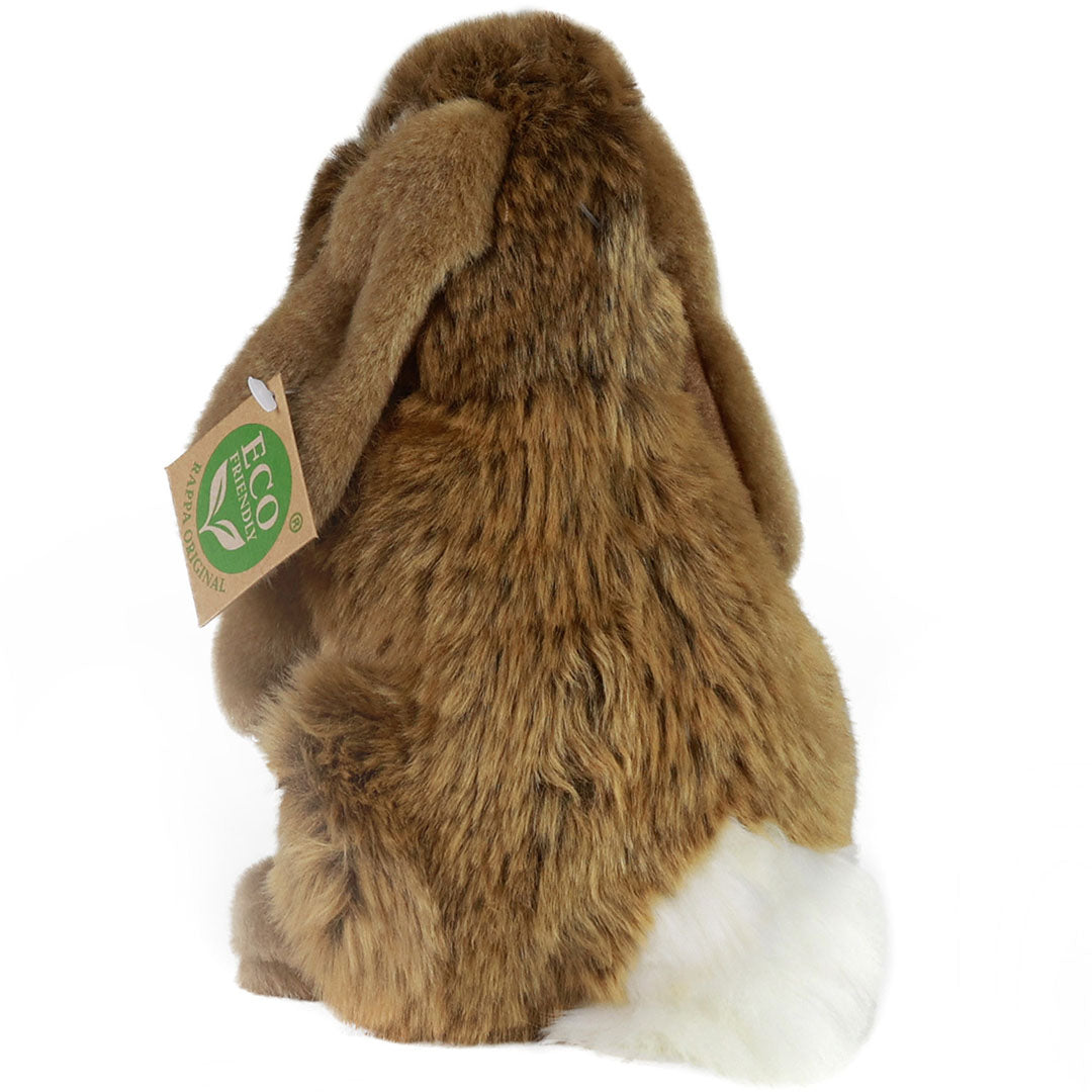 Rappa pluchen konijn, bruin met witte pluizige staart, zittend en van achteren gefotografeerd.