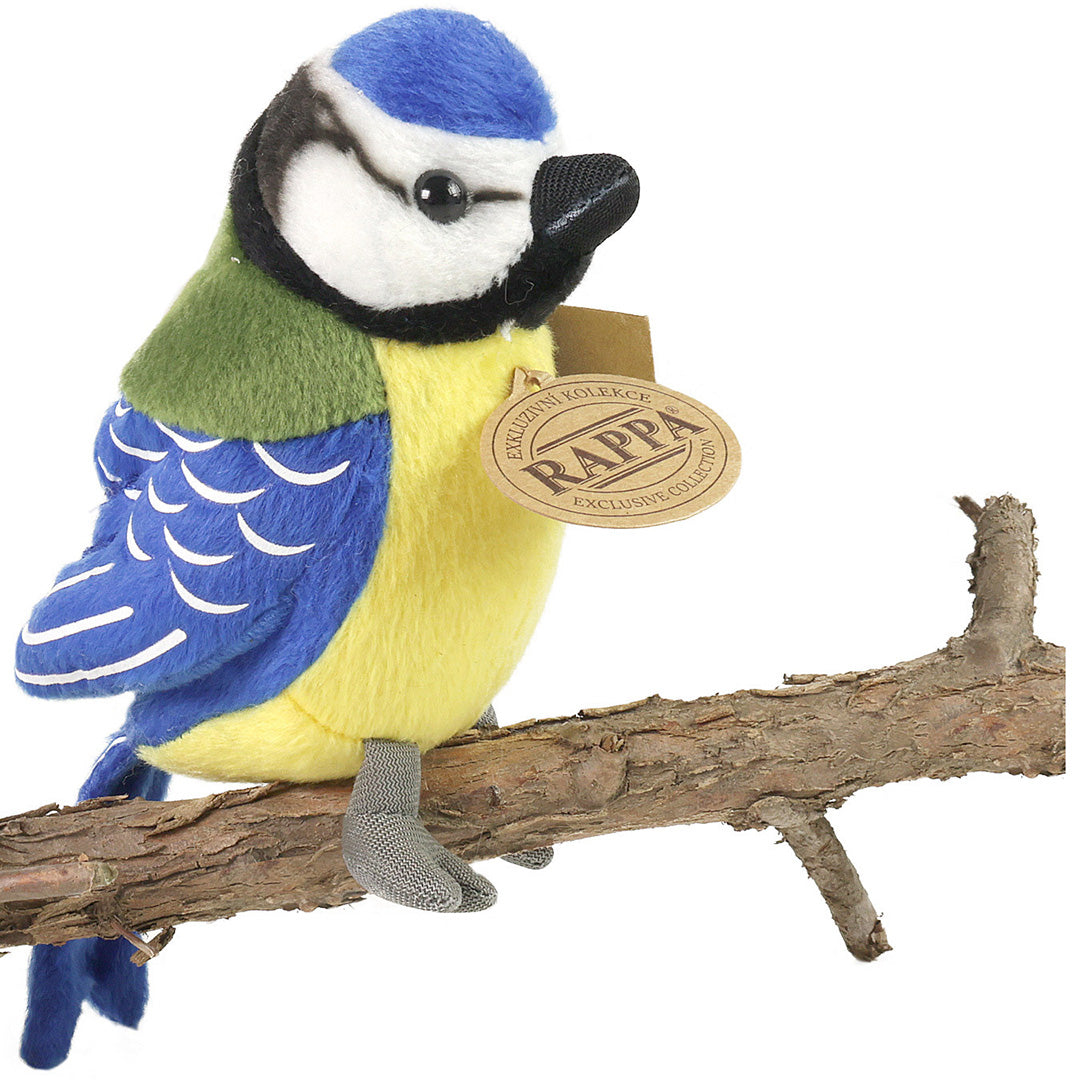 Rappa knuffelkoolmees, een pluchen speelgoed vogeltje, staand op een boomtak.