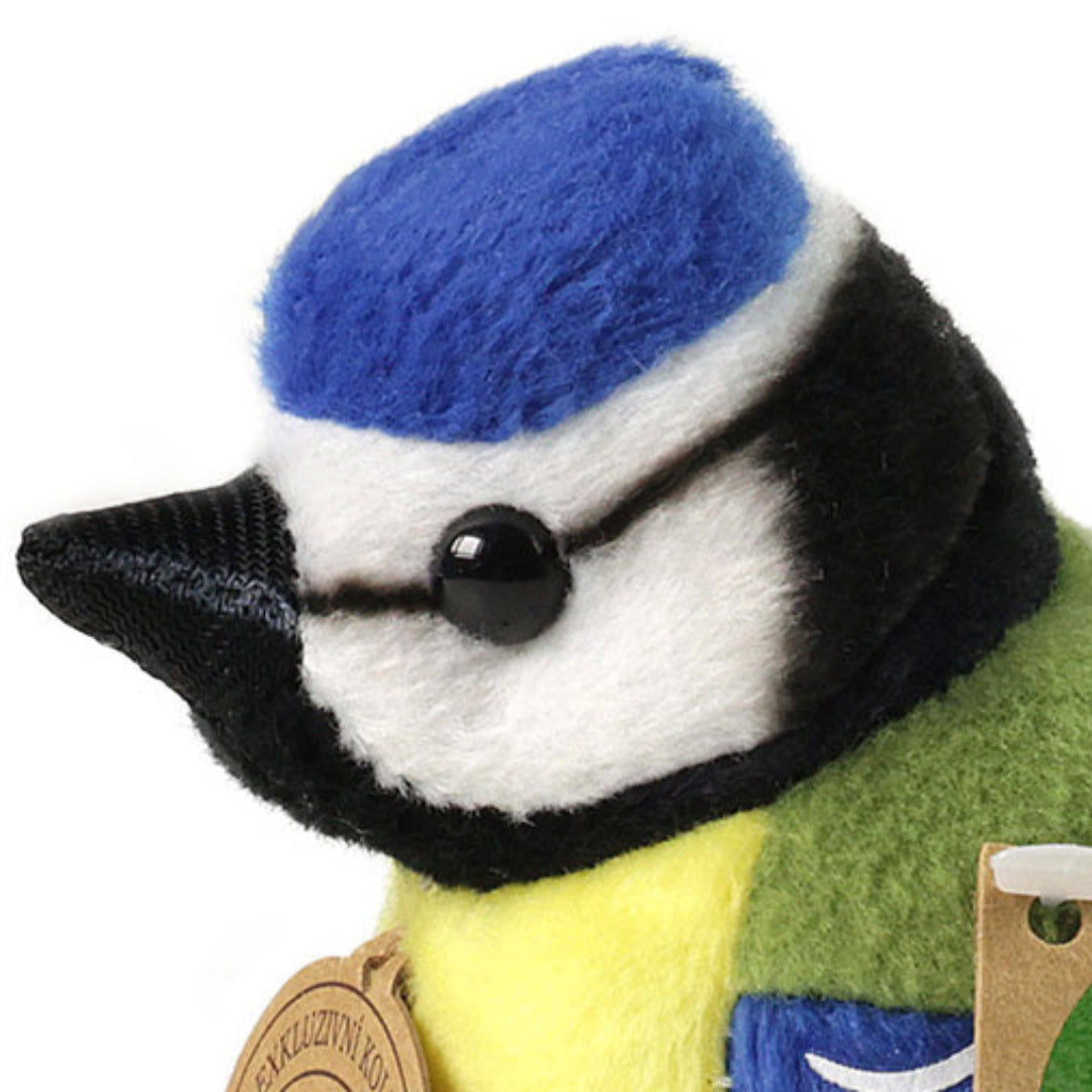 Detailopname van de kop van de Rappa knuffelkoolmees met blauwe kap en zwarte ogen.