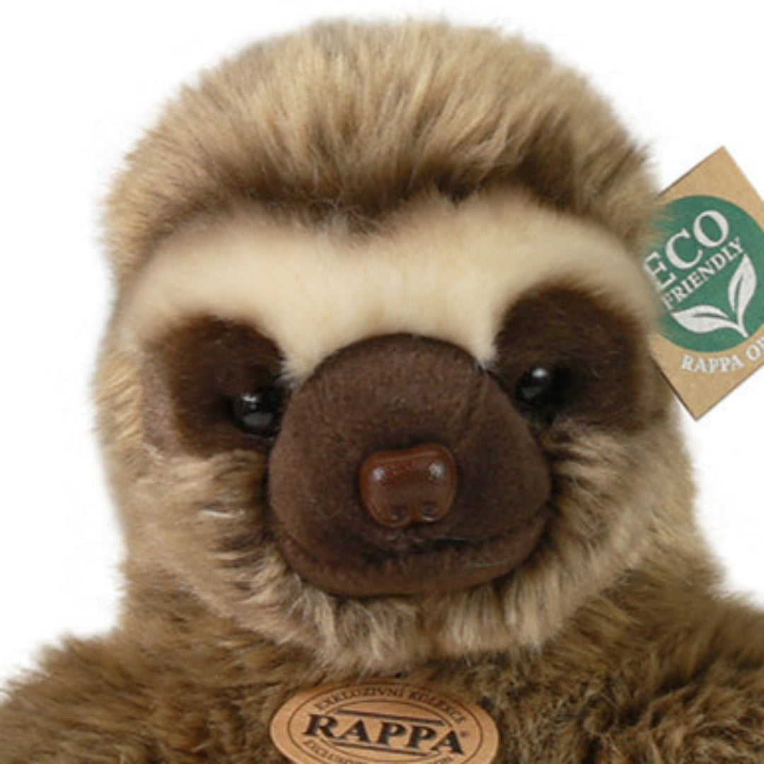 Detailfoto van het gezicht van de Rappa pluchen luiaard knuffel met de 'Eco Friendly' tag.