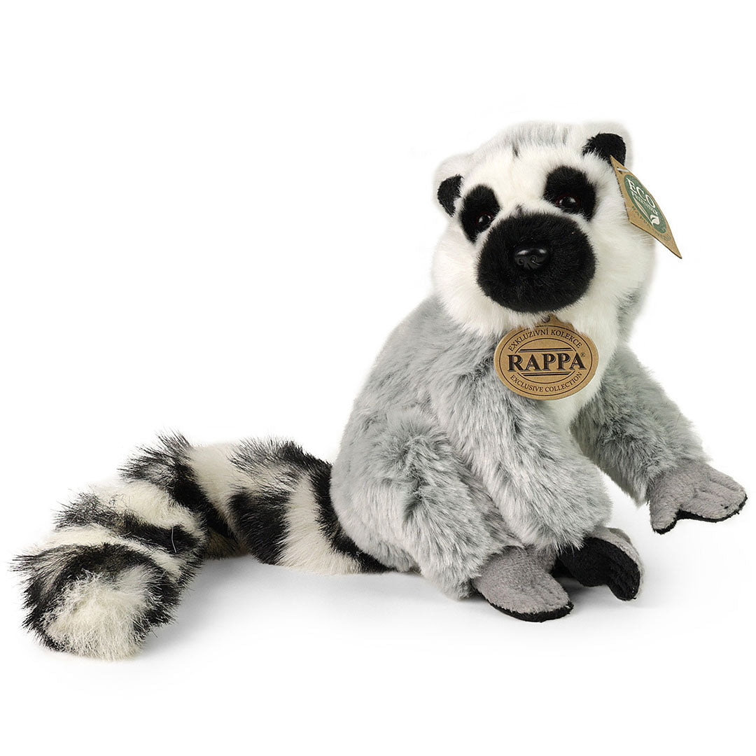 Rappa pluchen maki knuffel, zittend en schuin van voren gefotografeerd.