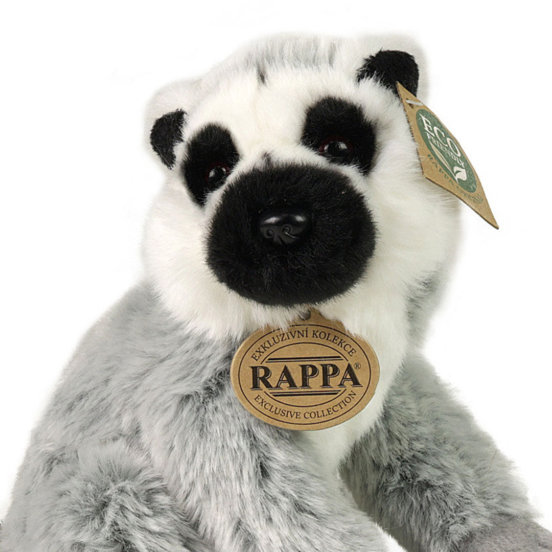 Detailopname van de kop van de Rappa pluchen maki knuffel met merklabel.
