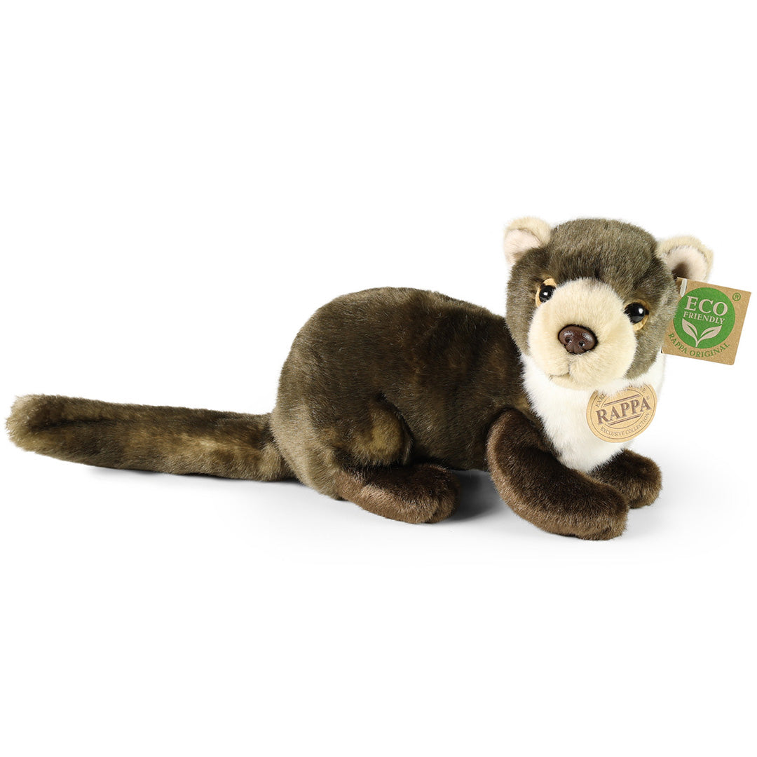 Rappa pluchen marter knuffel, liggend op een witte achtergrond.
