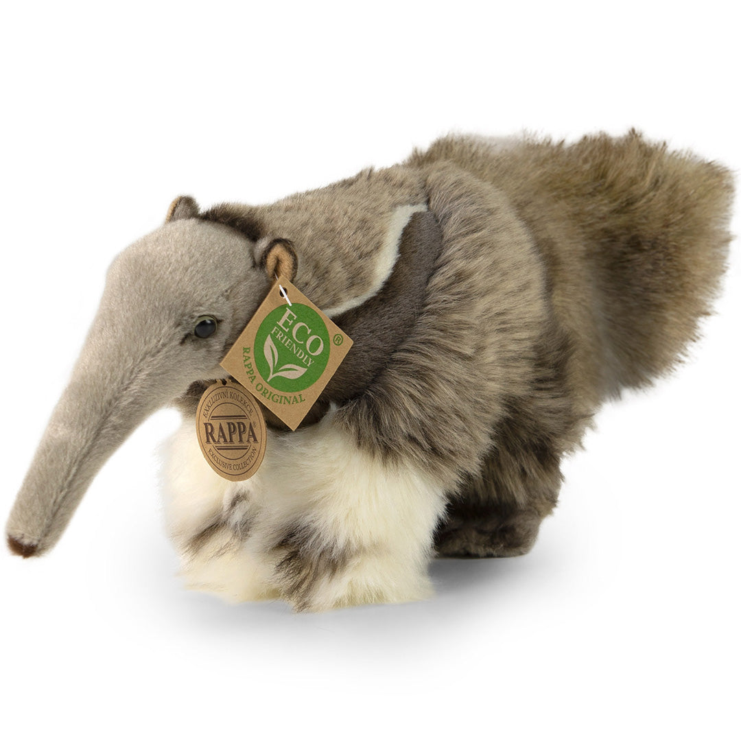 Rappa pluchen miereneter knuffel met lange snuit en bruine vacht, schuin van voren gefotografeerd.