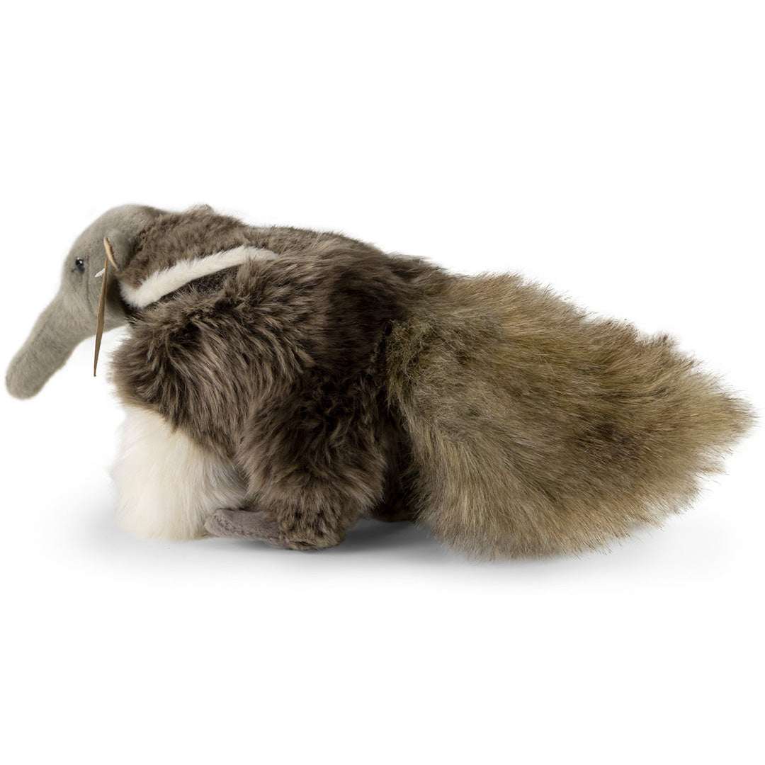 Rappa pluchen miereneter knuffel van de zijkant, met de lange snuit en pluizige staart.