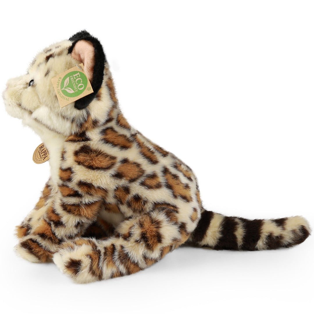 Rappa pluchen ocelot knuffel met beige en bruine vlekken, van de zijkant gezien.