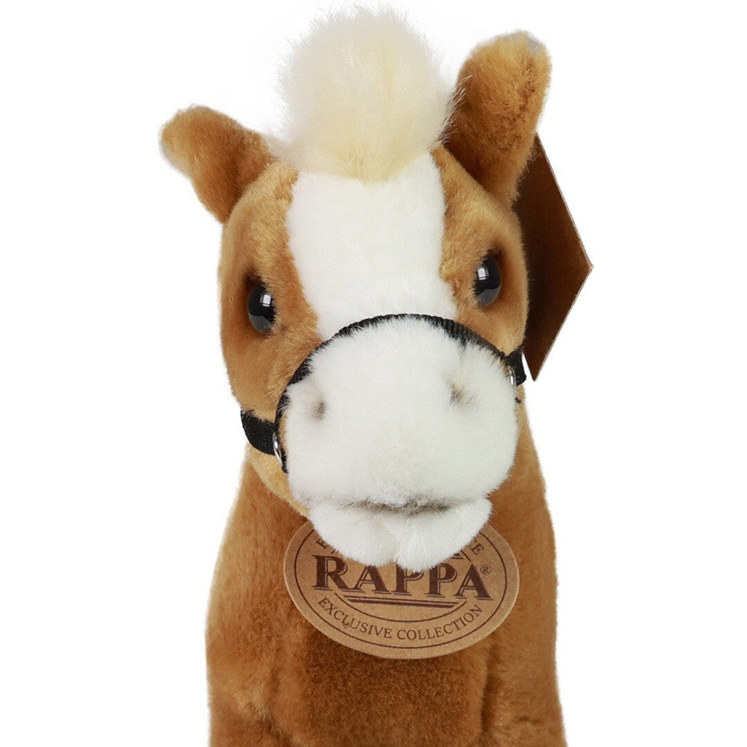 Detail van het gezicht van het Rappa knuffelpaard met halster en labels.