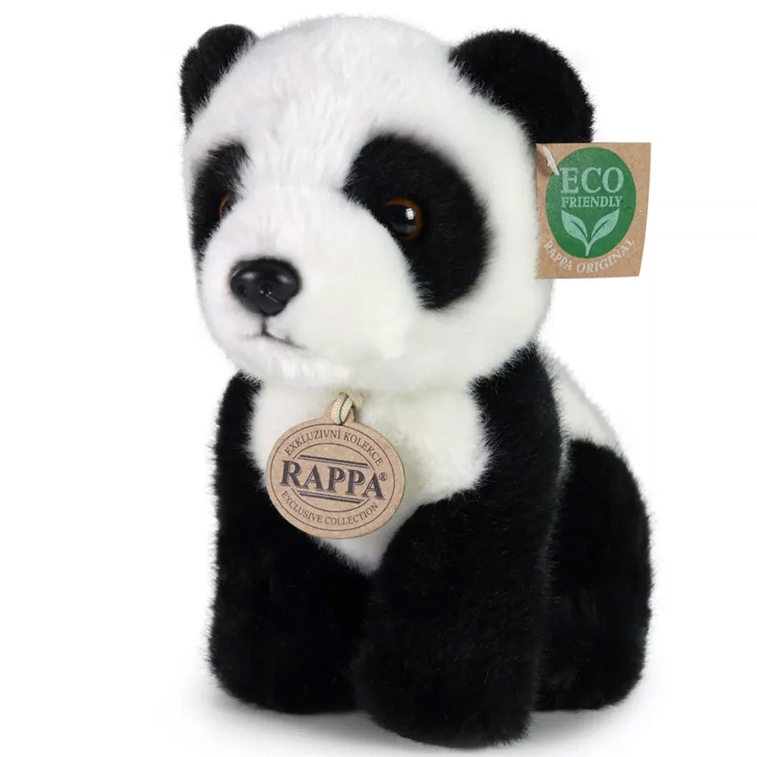 Rappa pluchen panda knuffel, schuin van voren gezien met labels.