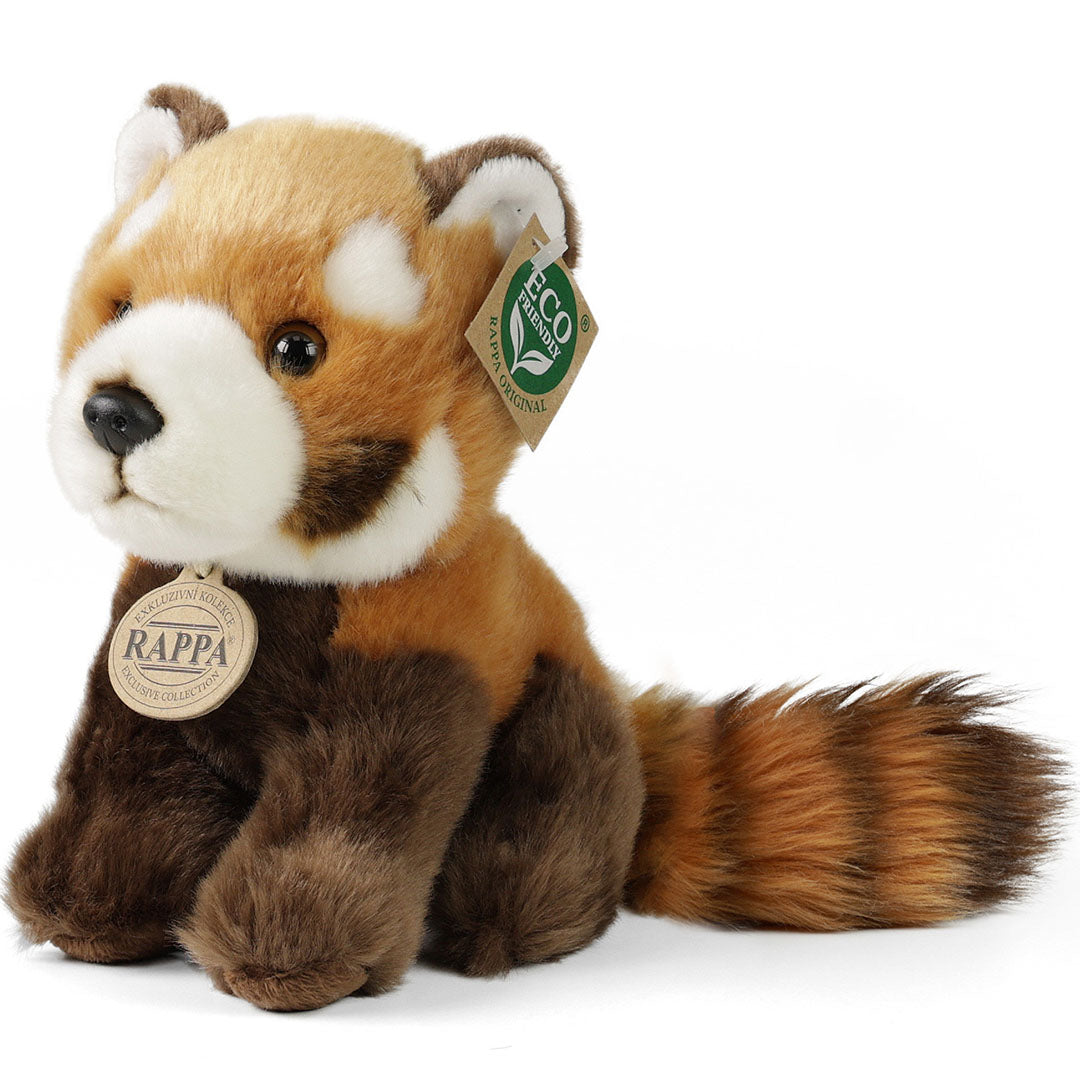 Rappa pluchen rode panda knuffel, zittend en schuin gefotografeerd.