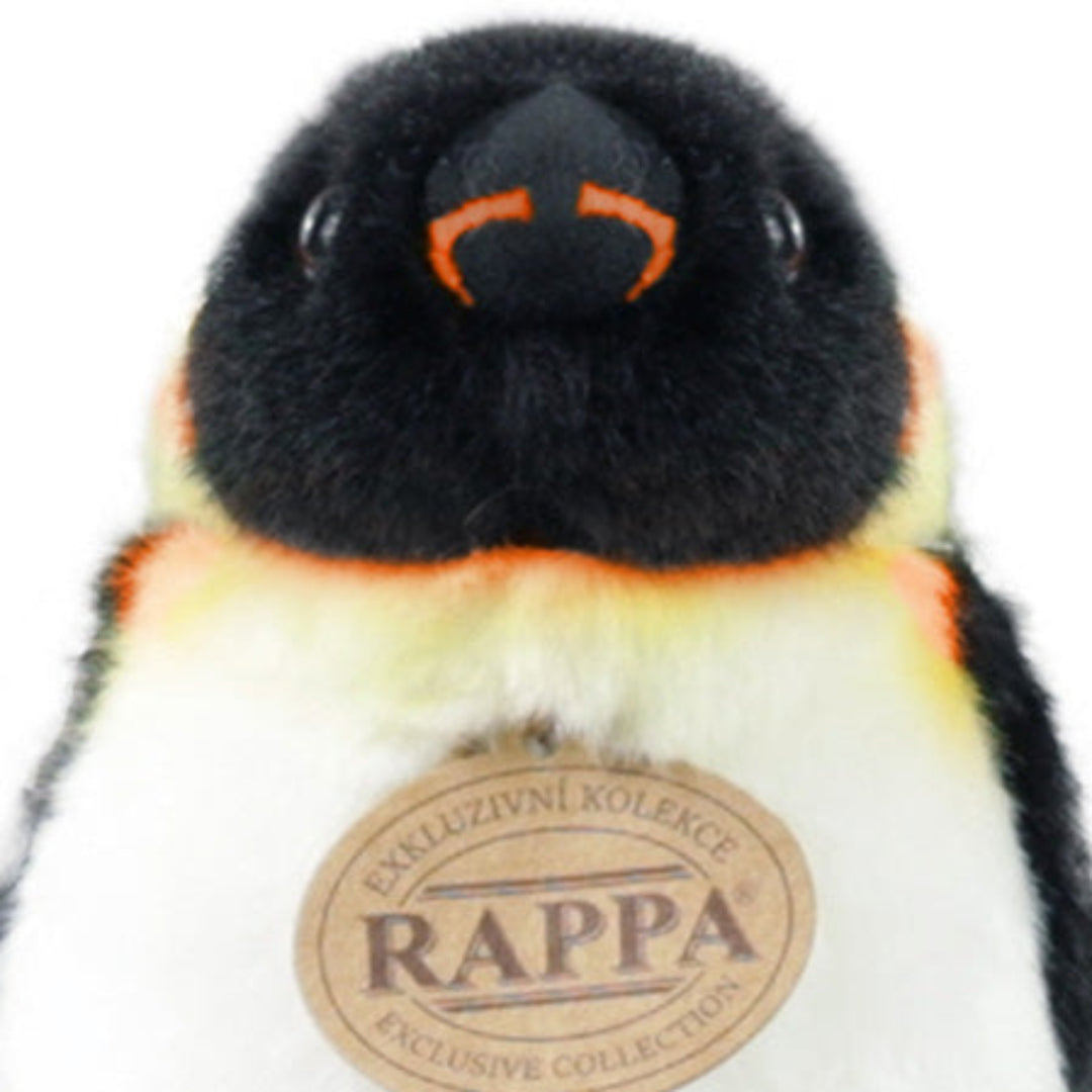 Detailfoto van de kop en borst van de Rappa pluchen pinguïn knuffel met merklabel.