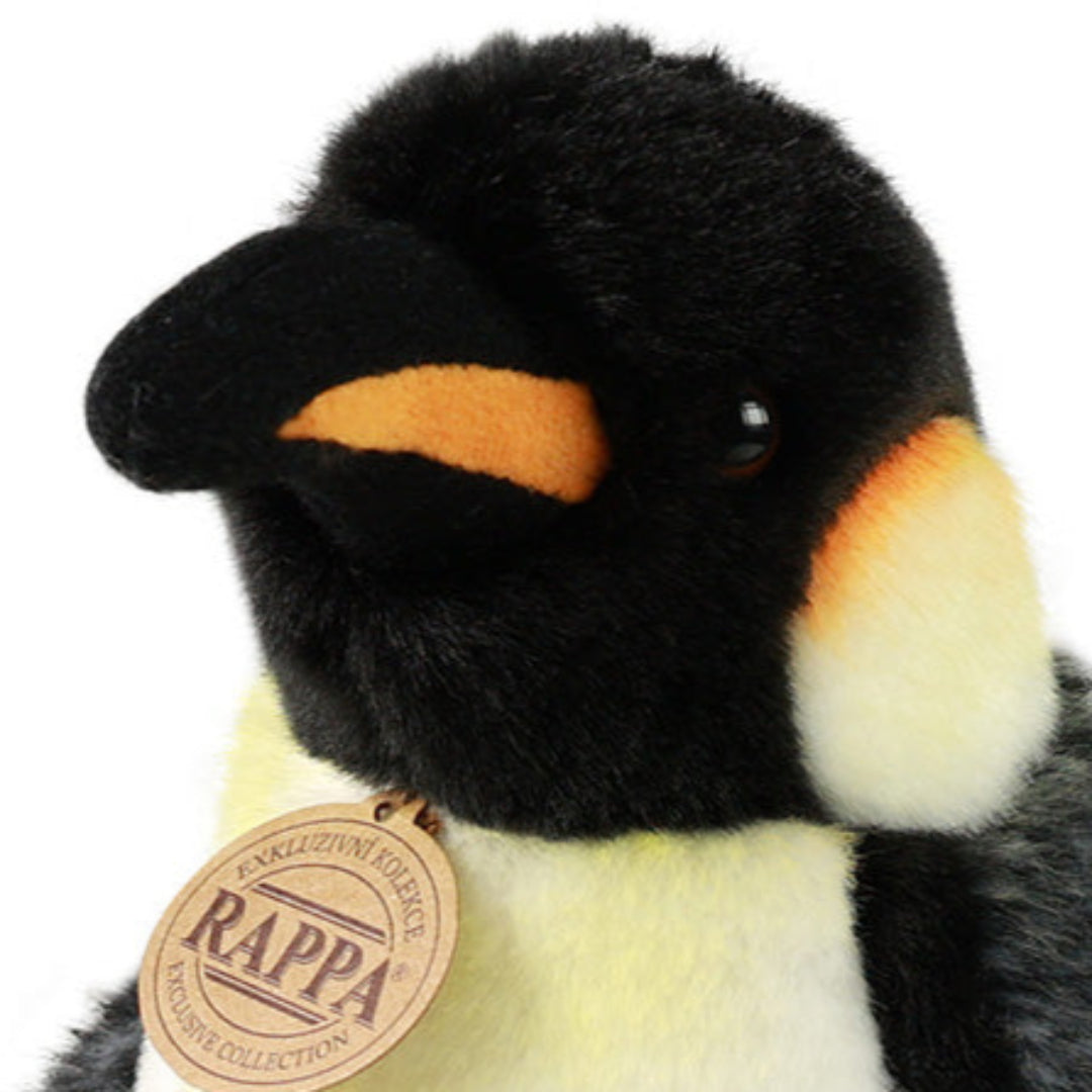 Detailfoto van de kop en borst van de Rappa pluchen pinguïn knuffel met een tag om de nek.