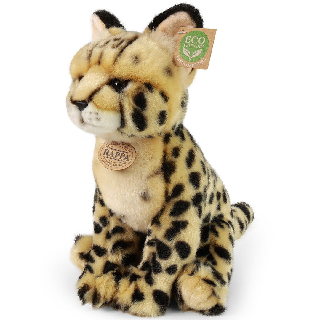 Rappa pluchen serval knuffel, beige met zwarte stippen, zittend en schuin van voren gefotografeerd.