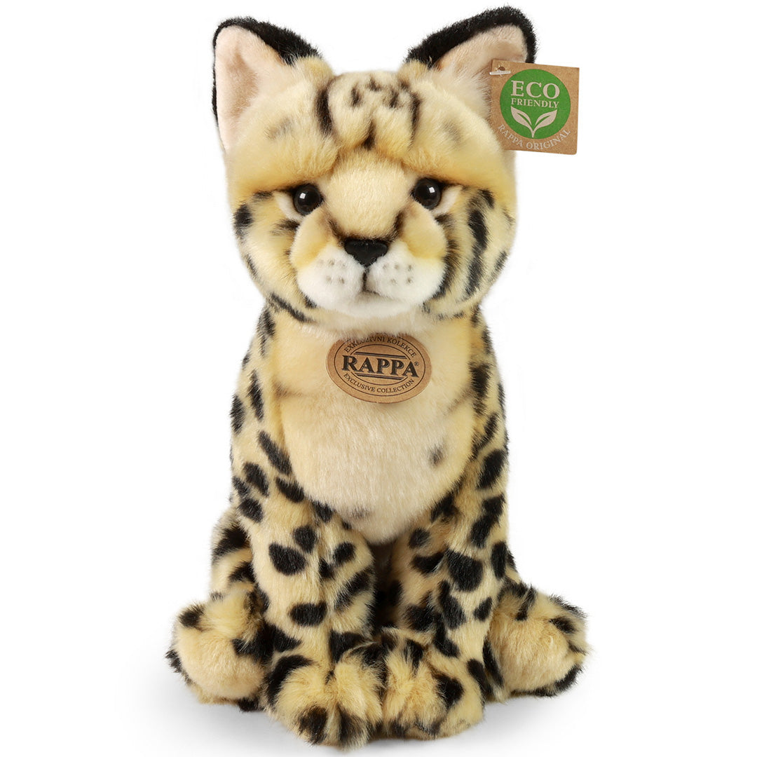 Rappa pluchen serval knuffel, beige met zwarte stippen, zittend en recht van voren gefotografeerd.