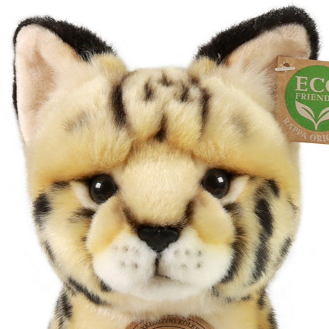Detailopname van het gezicht van de Rappa pluchen serval knuffel met gestreepte kop en zwarte ogen.