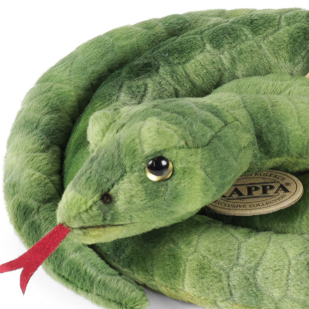 Close-up van de kop van de Rappa groene pluchen slang met rode tong.