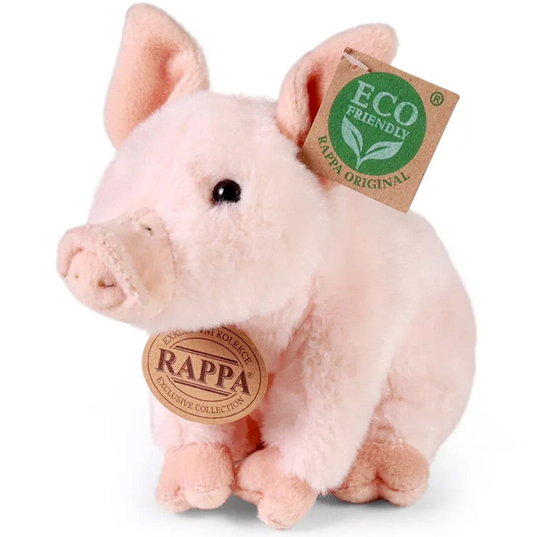 Rappa roze pluchen varken knuffel met twee labels, schuin van voren gefotografeerd.
