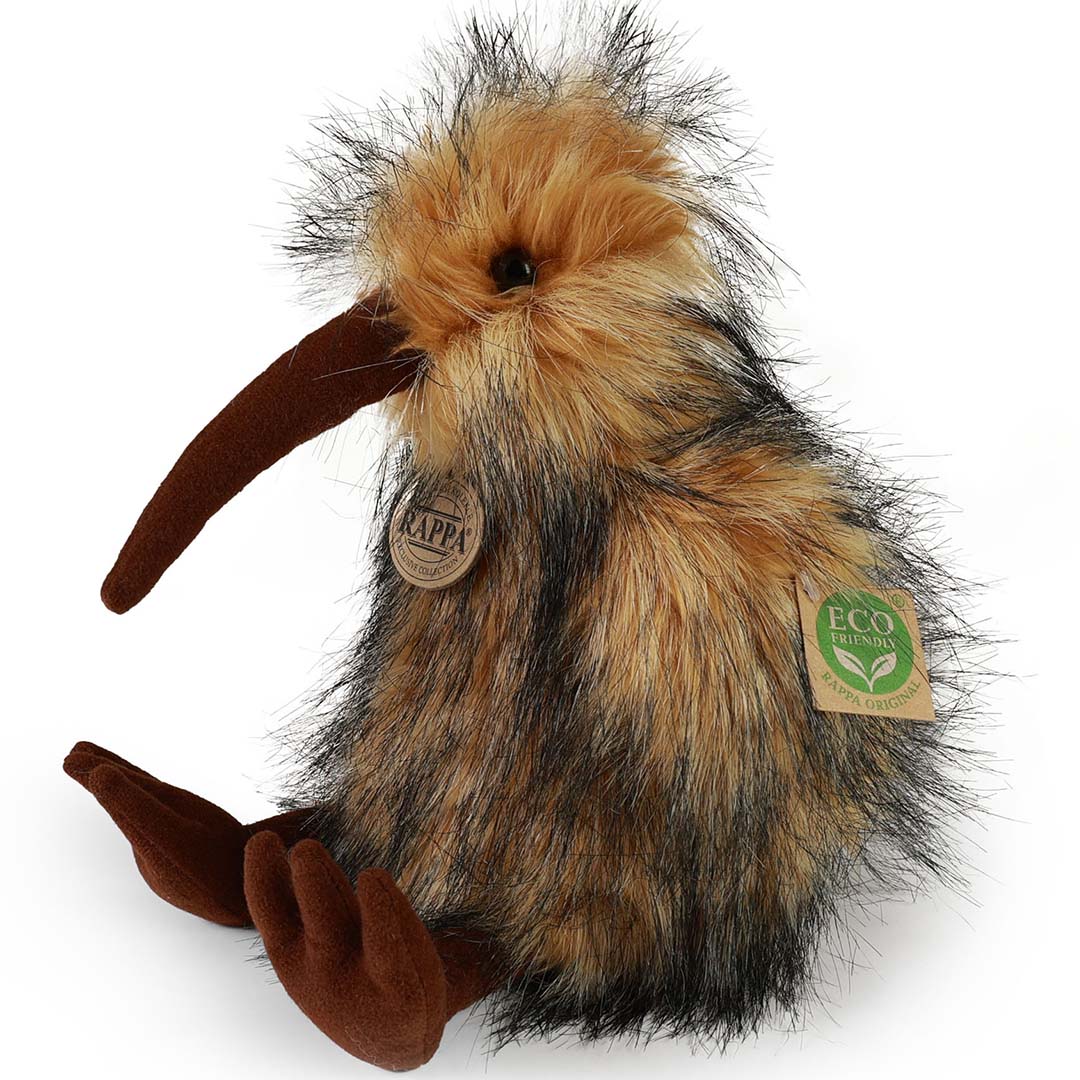 Rappa pluchen kiwi knuffelvogel met bruin en zwart shaggy vachtje, zittend en schuin van voren gefotografeerd.