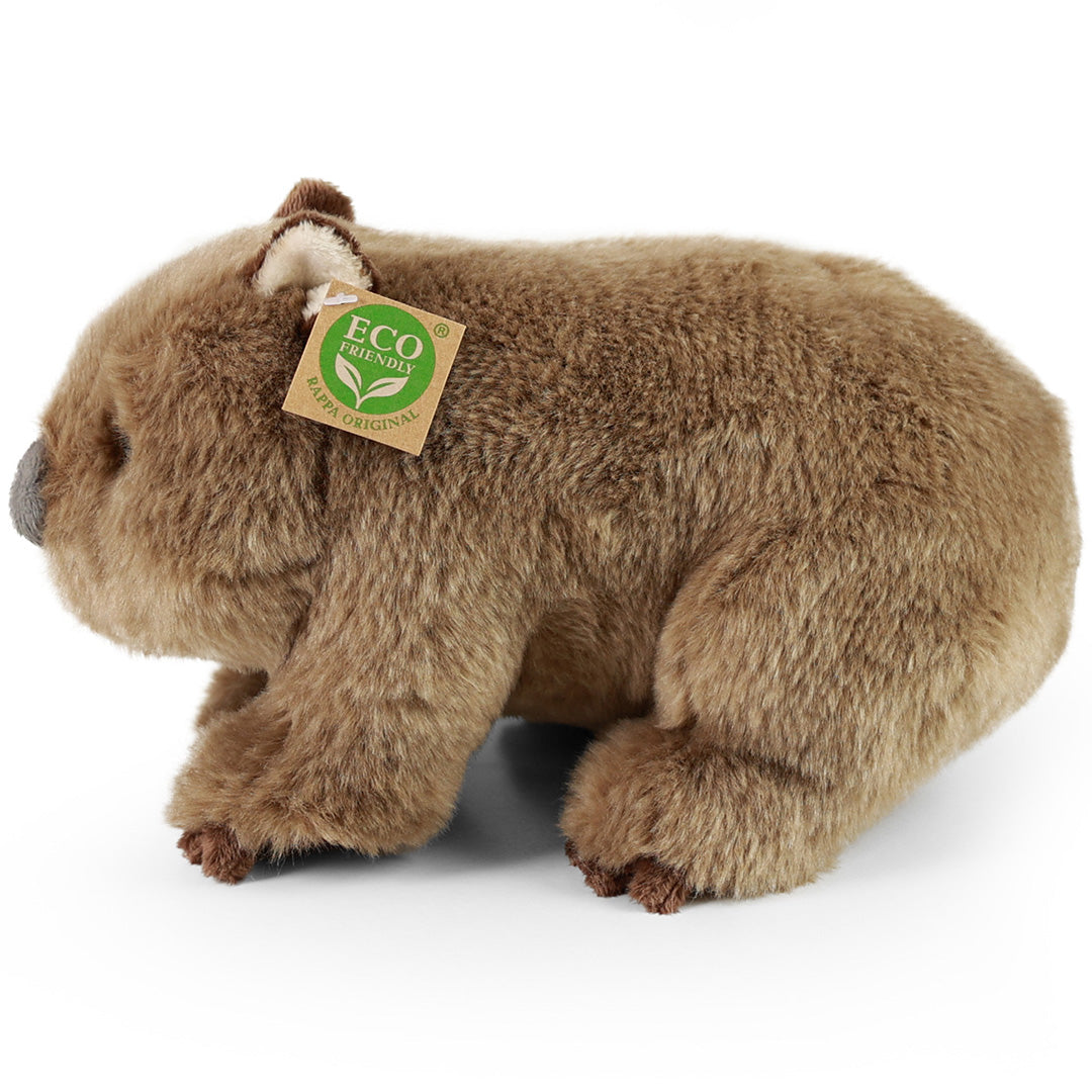 Rappa pluchen wombat knuffel, van de zijkant gefotografeerd met het 'Eco Friendly' label zichtbaar.