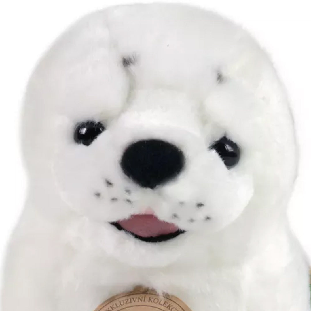 Close-up van de kop van de witte pluchen zeehond met open mond en roze tong.
