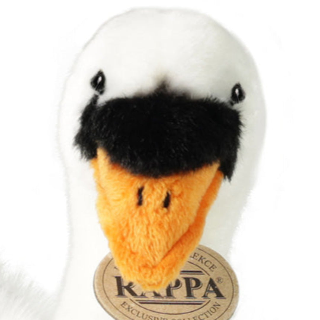 Close-up van de kop van de Rappa pluchen zwaan knuffel met oranje snavel en label.