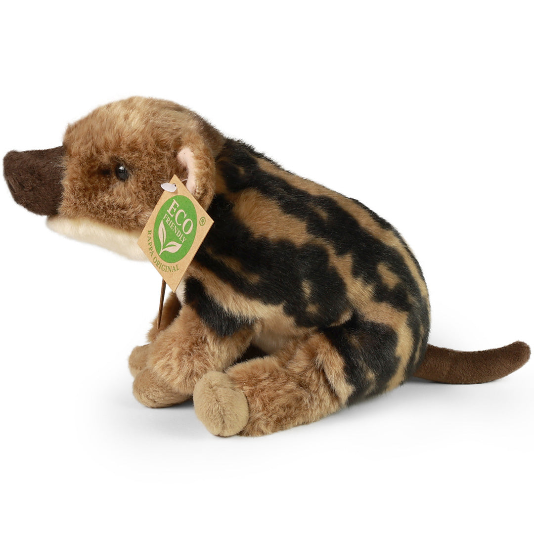 Rappa pluchen baby wild zwijn knuffel met productlabel, van de zijkant gefotografeerd.