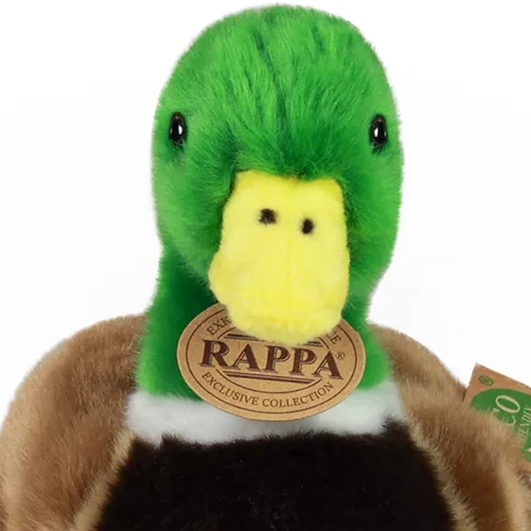 Detailopname van de kop van de Rappa pluchen eend met groene veren en gele snavel.