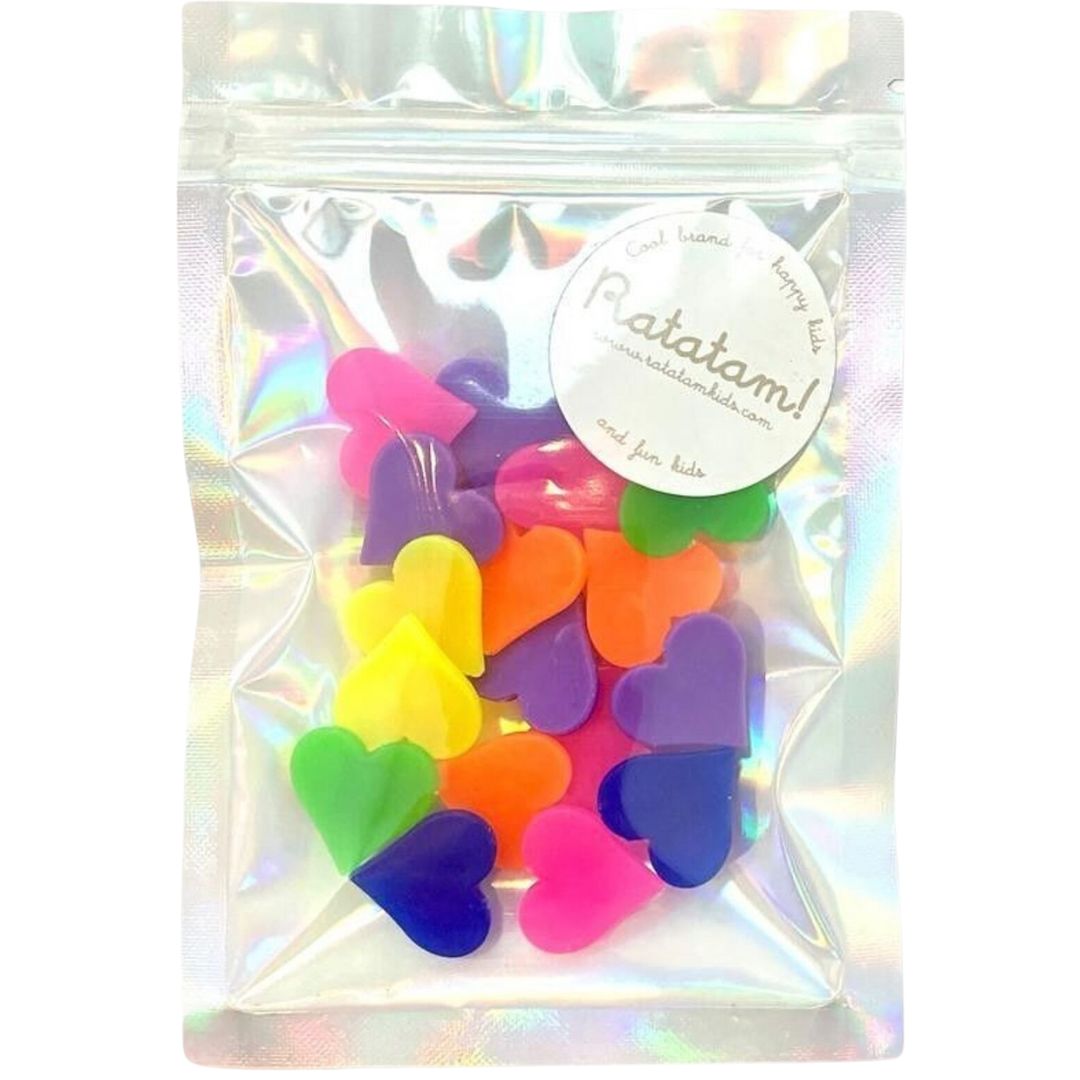 Verpakking van ratatam spaakdecoratie met veelkleurige hartjes.