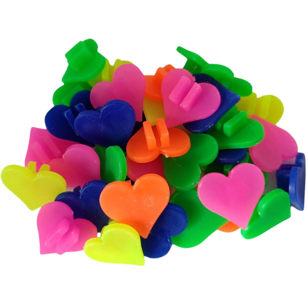 Een hoop veelkleurige hartjes spaakdecoratie.