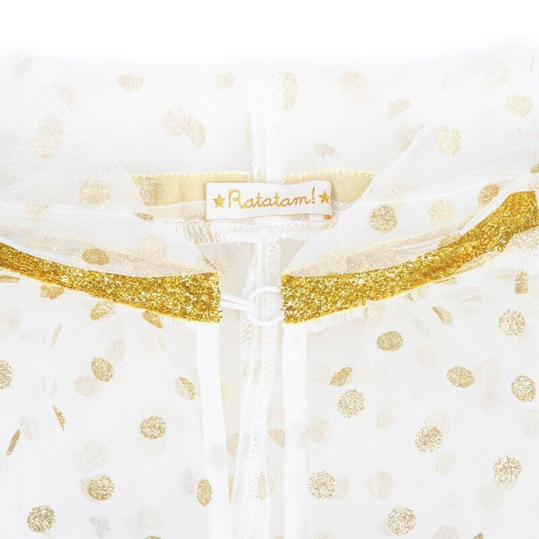 Detail van de Ratatam verkleedcape met het merklabel, de gouden kraag en witte stof met gouden stippen.
