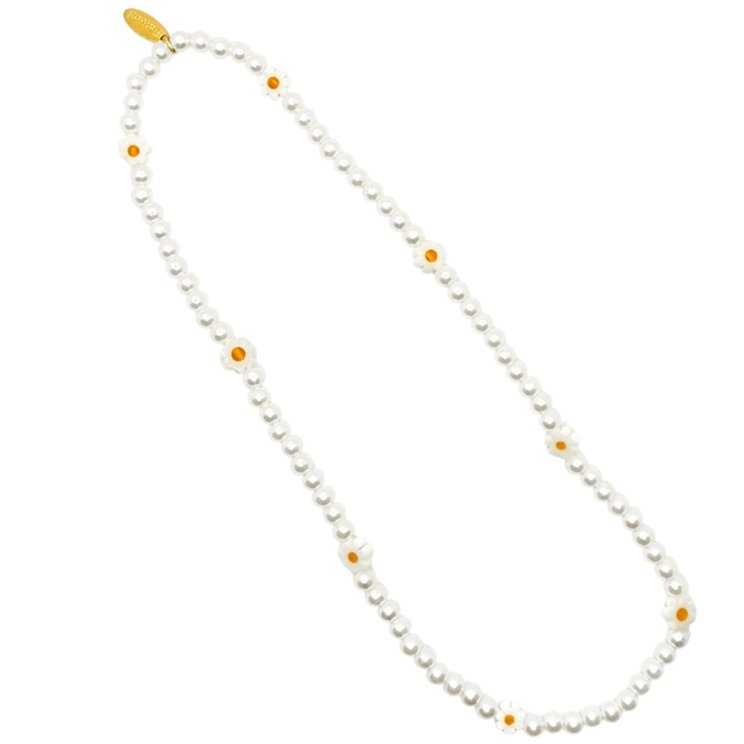 Ratatam kinder kralenketting met witte madeliefjes en parelmoerachtige kralen.