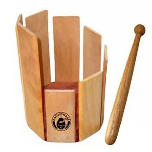 Rattlesnake houten roertrommel met klopper, schuin gefotografeerd.