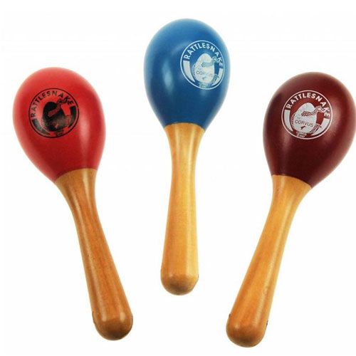Drie Rattlesnake mini sambaballen in rood, blauw en bruin met houten handvatten en het Rattlesnake logo.