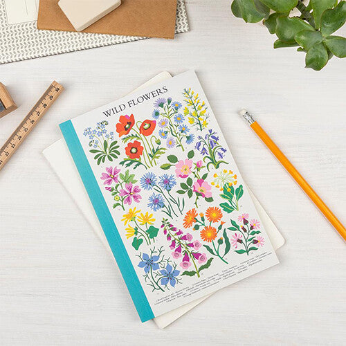 Rex London A5 schrift met wilde bloemen op een bureau met een potlood en liniaal.
